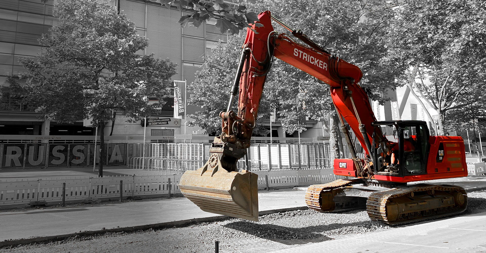 Roter Bagger steht auf geöffneter Straße