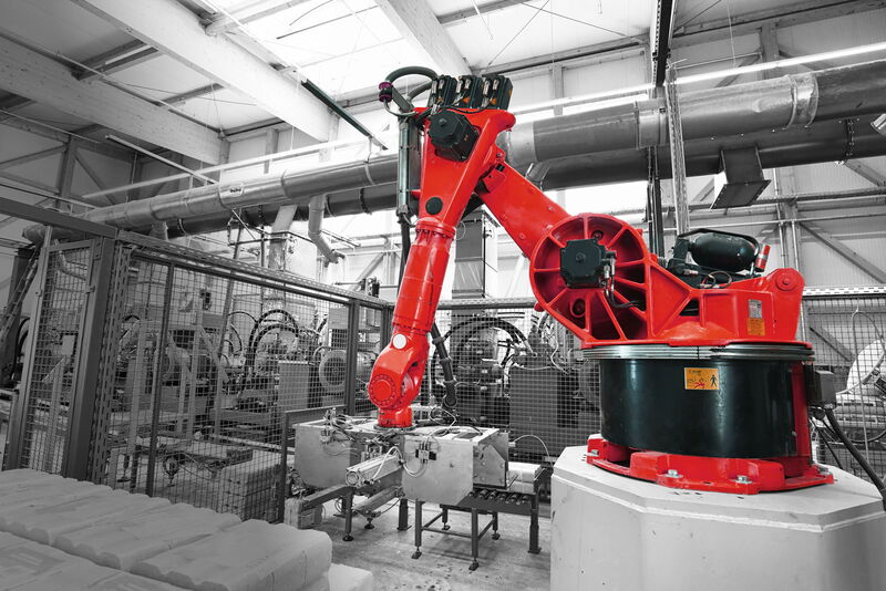 HCA Assekuranz Versicherungsmakler Industrie Halle mit orangem Roboter