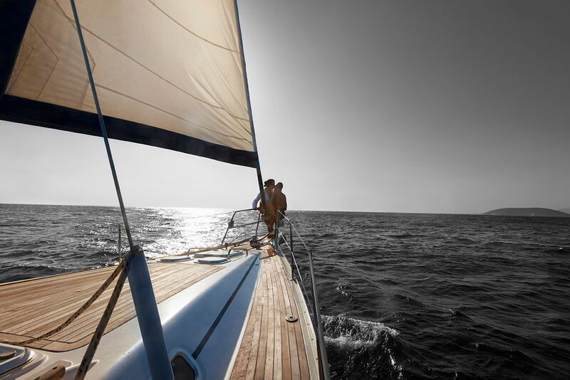 Zwei Menschen auf einem Segelboot segeln übers Meer